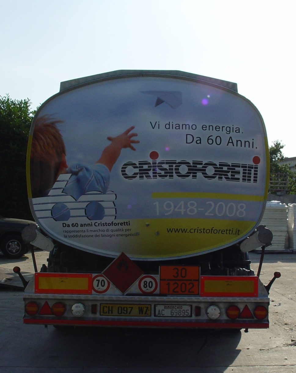 Cisterna aziendale decorata con grafica pubblicitaria