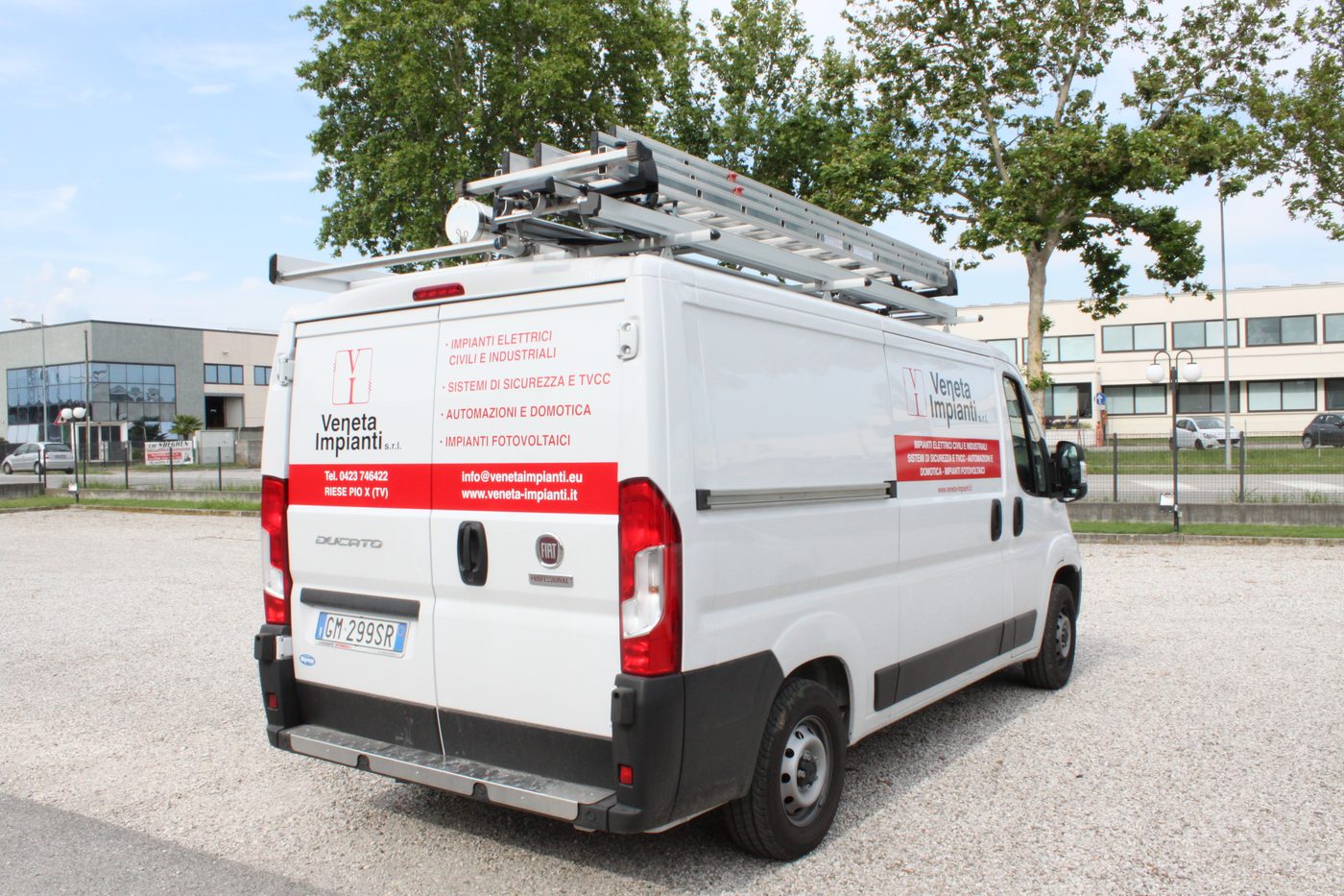 Furgone decorato per azienda di impianti elettrici