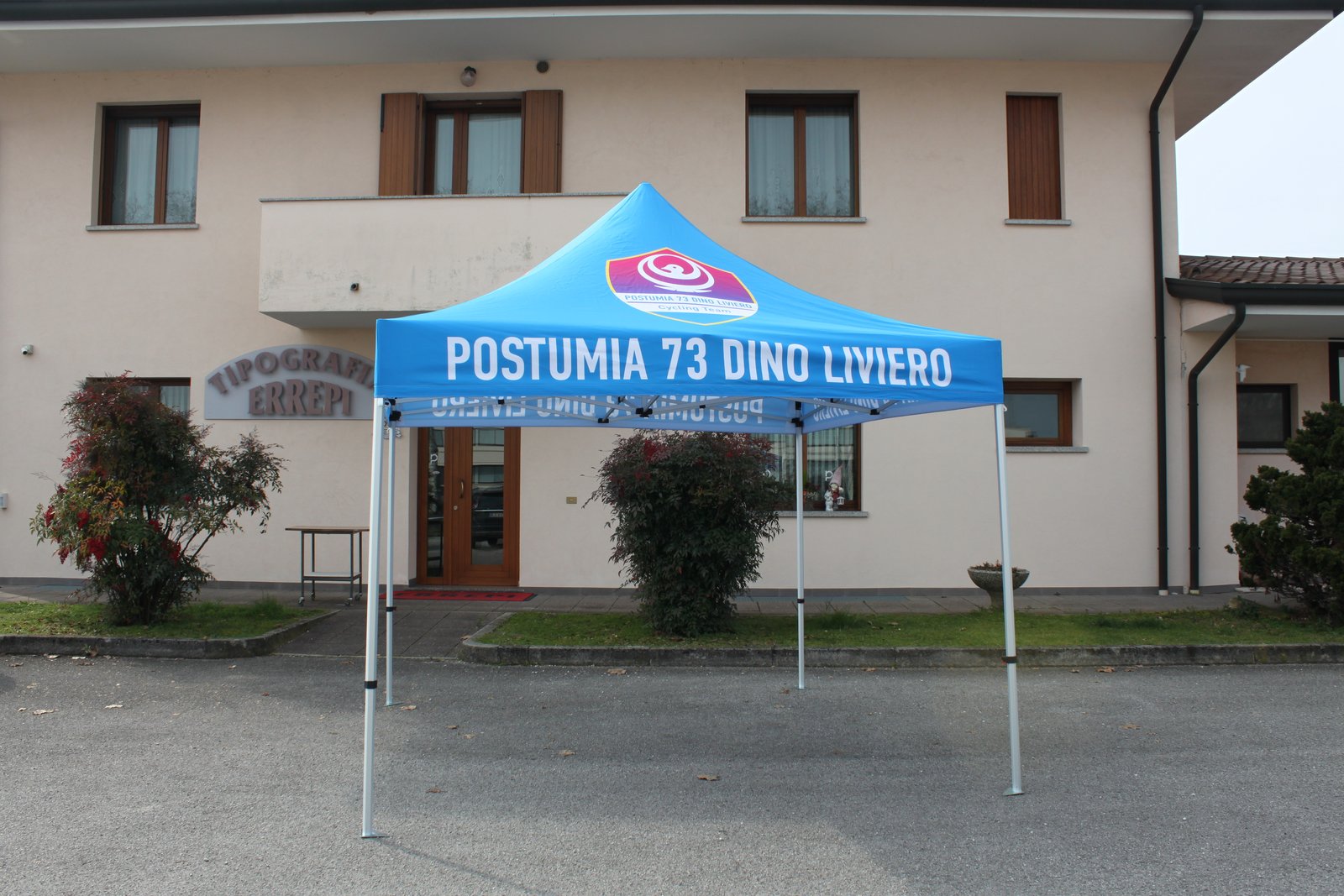 Gazebo personalizzato con grafica stampata davanti alla sede ERREPI