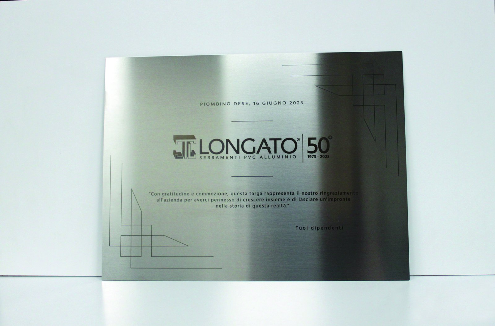 Targa in plexiglass con distanziali